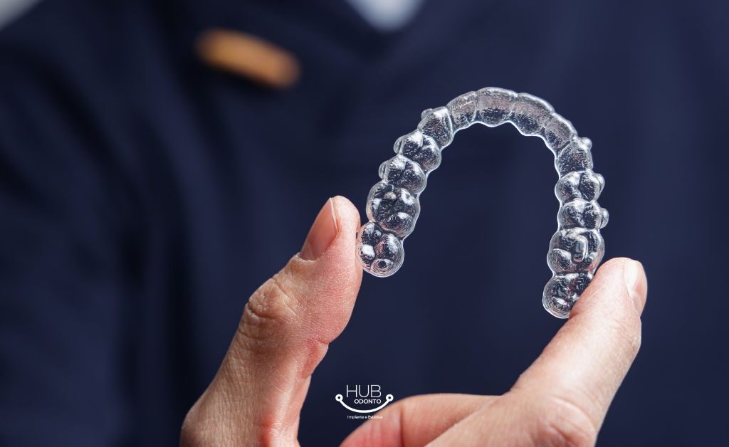 Paciente usando aparelho invisível na Clínica Odontológica Hub Odonto na Vila Olímpia